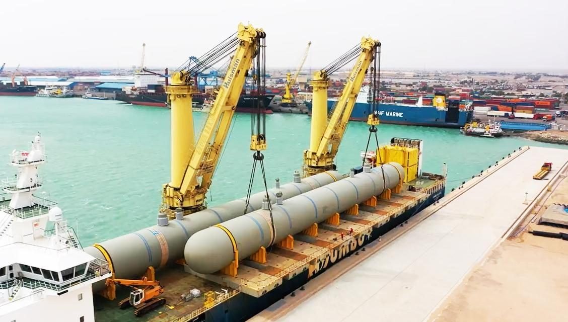 Heavy-lift crane loading wind energy components as project cargo